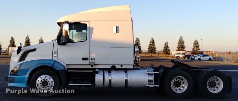 image for item EH0132 2015 Volvo semi truck