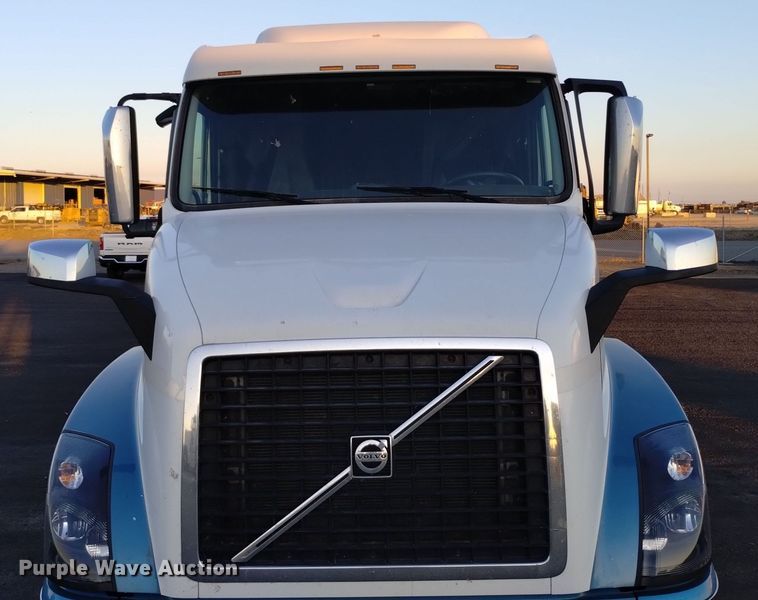 image for item EH0132 2015 Volvo semi truck