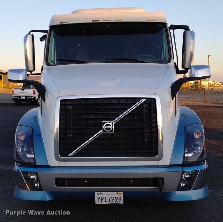 image for item EH0132 2015 Volvo semi truck