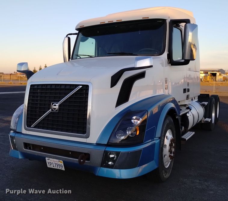 image for item EH0132 2015 Volvo semi truck