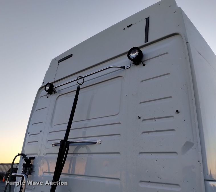 image for item EH0132 2015 Volvo semi truck