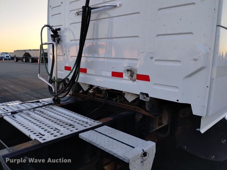 image for item EH0132 2015 Volvo semi truck