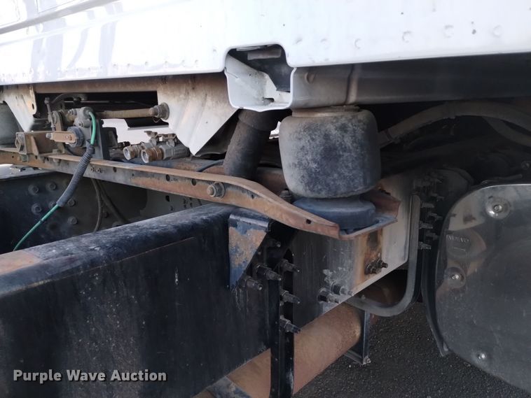 image for item EH0132 2015 Volvo semi truck