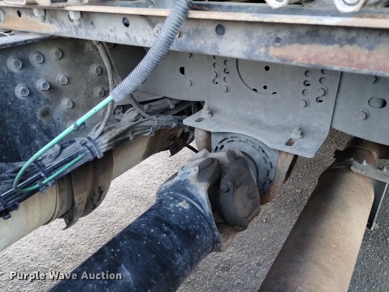 image for item EH0132 2015 Volvo semi truck