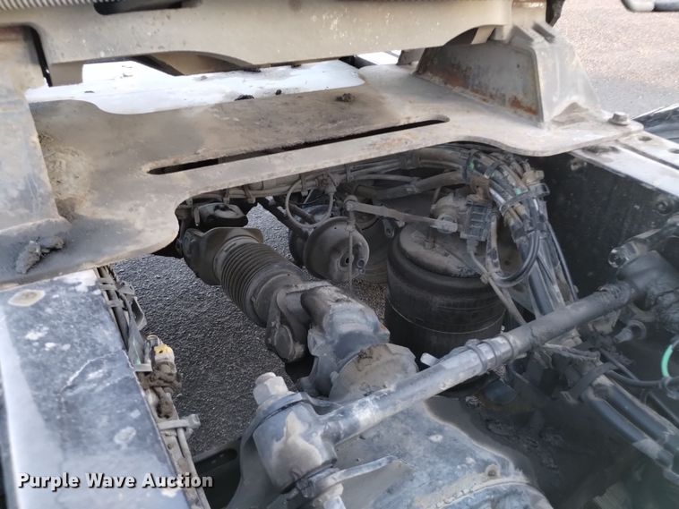 image for item EH0132 2015 Volvo semi truck