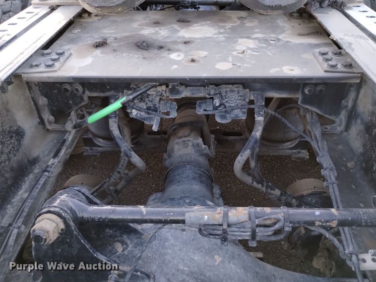 image for item EH0132 2015 Volvo semi truck