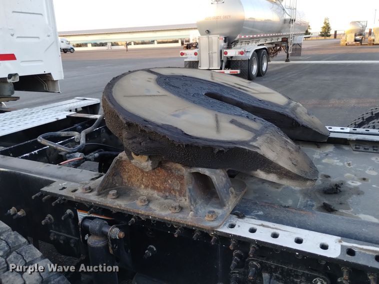 image for item EH0132 2015 Volvo semi truck