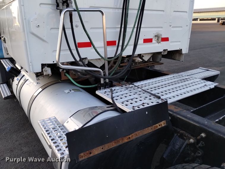 image for item EH0132 2015 Volvo semi truck