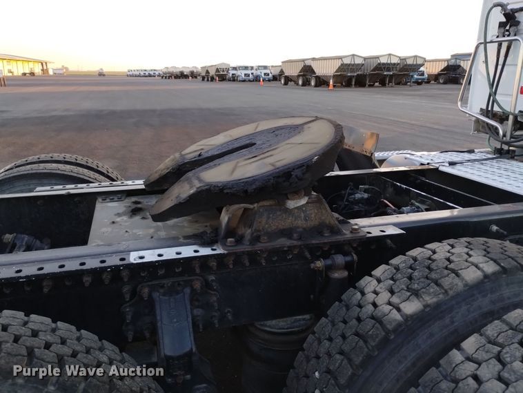 image for item EH0132 2015 Volvo semi truck