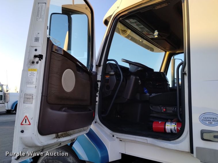 image for item EH0132 2015 Volvo semi truck