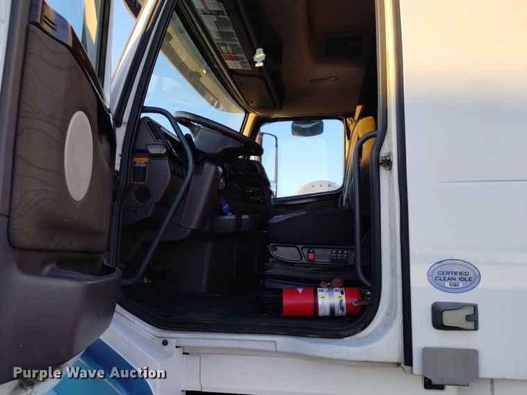 image for item EH0132 2015 Volvo semi truck