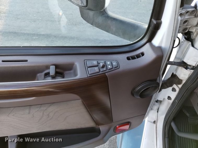 image for item EH0132 2015 Volvo semi truck