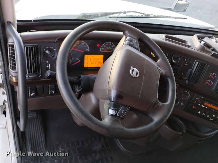 image for item EH0132 2015 Volvo semi truck