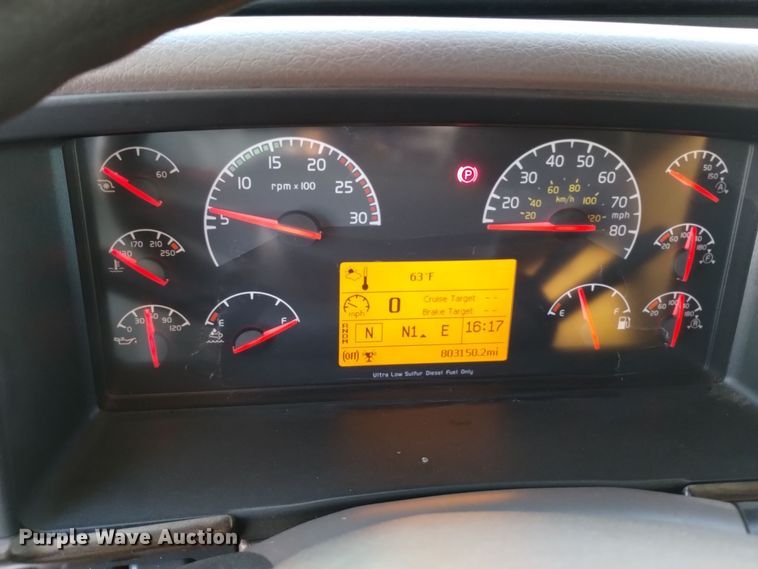 image for item EH0132 2015 Volvo semi truck