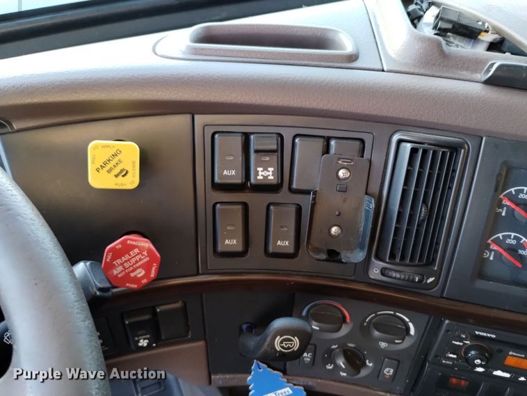 image for item EH0132 2015 Volvo semi truck