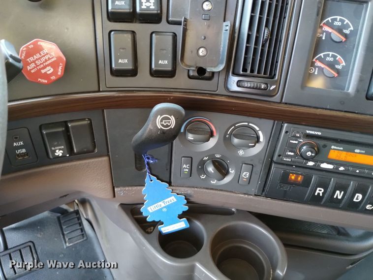 image for item EH0132 2015 Volvo semi truck