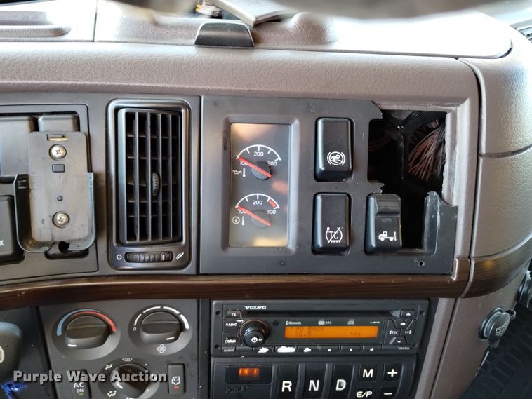 image for item EH0132 2015 Volvo semi truck