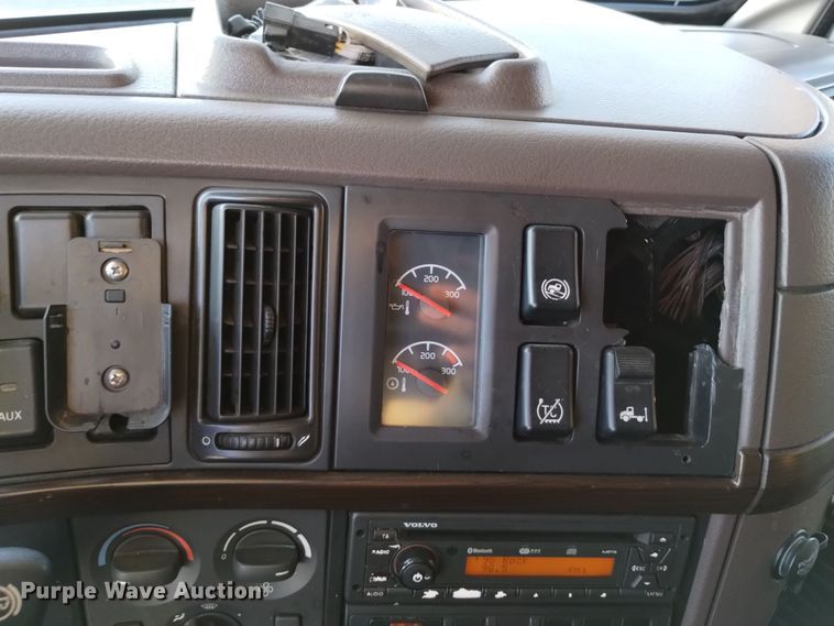 image for item EH0132 2015 Volvo semi truck