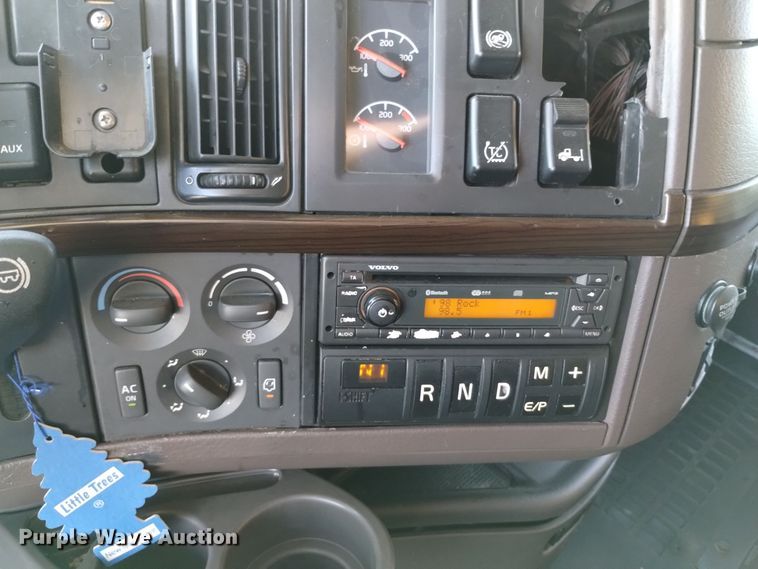 image for item EH0132 2015 Volvo semi truck