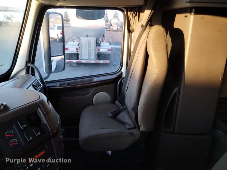 image for item EH0132 2015 Volvo semi truck