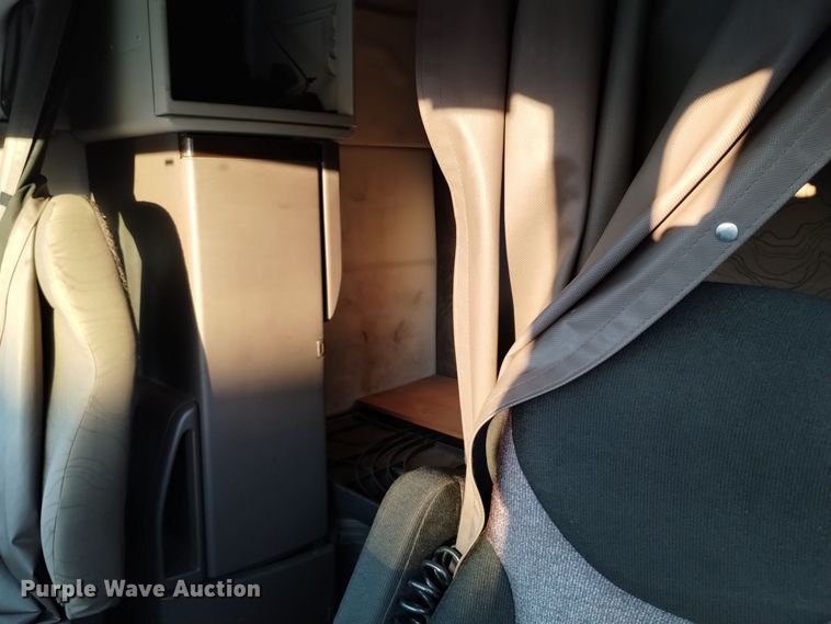 image for item EH0132 2015 Volvo semi truck