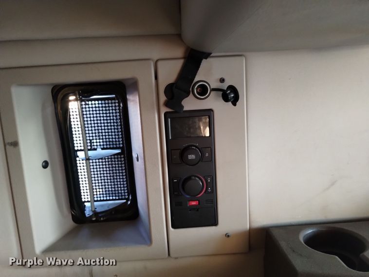 image for item EH0132 2015 Volvo semi truck