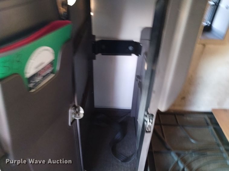 image for item EH0132 2015 Volvo semi truck