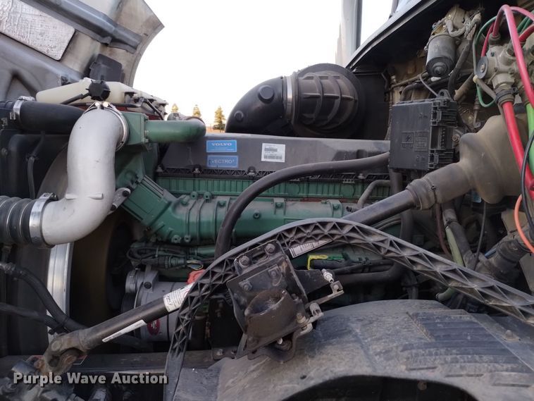 image for item EH0132 2015 Volvo semi truck