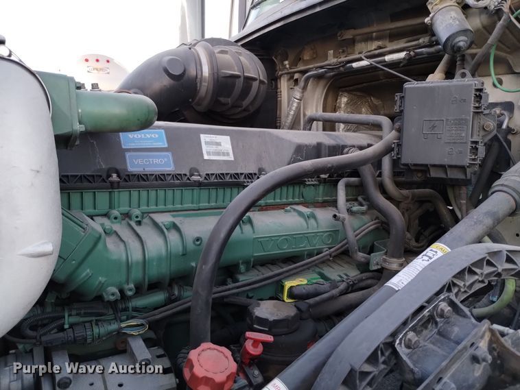 image for item EH0132 2015 Volvo semi truck