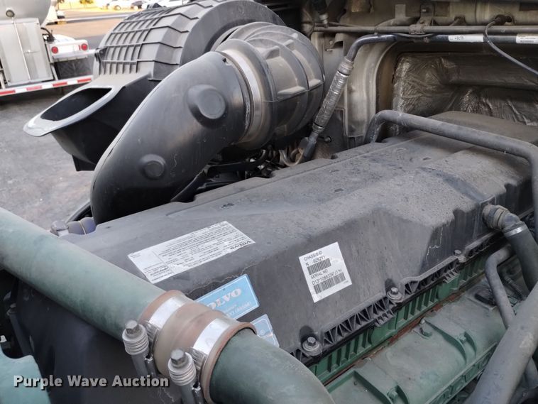 image for item EH0132 2015 Volvo semi truck