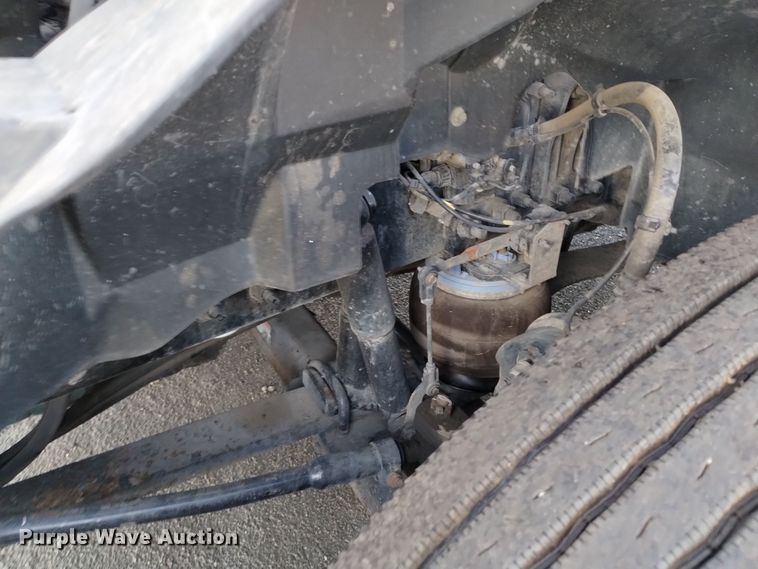 image for item EH0132 2015 Volvo semi truck