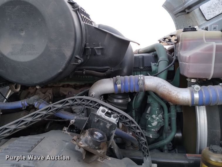 image for item EH0132 2015 Volvo semi truck