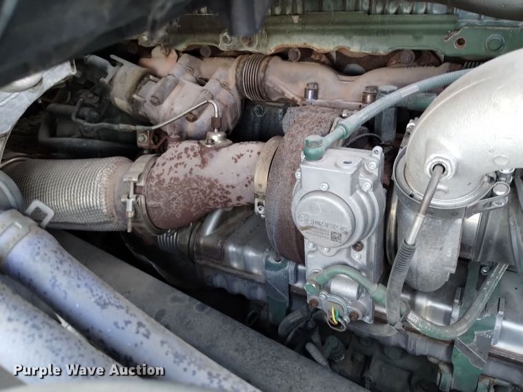 image for item EH0132 2015 Volvo semi truck