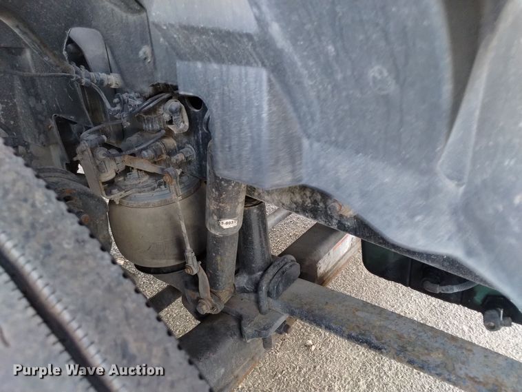 image for item EH0132 2015 Volvo semi truck