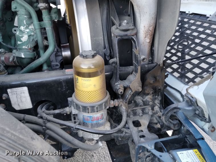 image for item EH0132 2015 Volvo semi truck