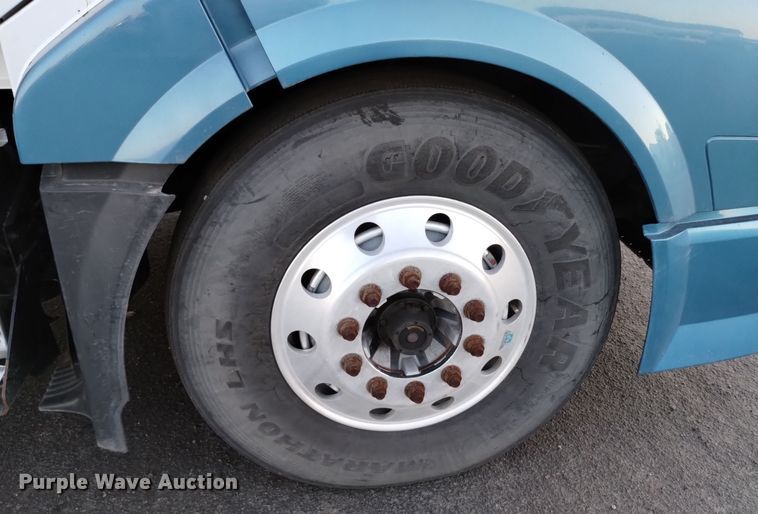 image for item EH0132 2015 Volvo semi truck