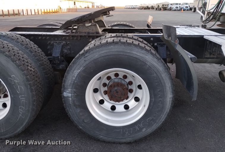 image for item EH0132 2015 Volvo semi truck