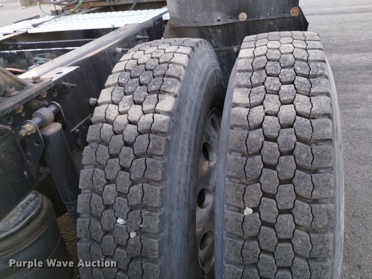 image for item EH0132 2015 Volvo semi truck