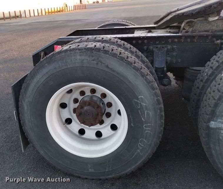 image for item EH0132 2015 Volvo semi truck