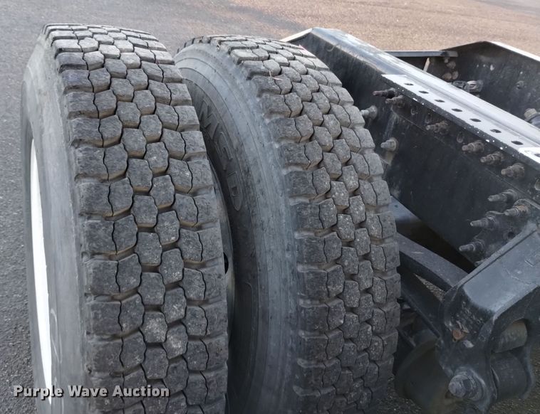 image for item EH0132 2015 Volvo semi truck