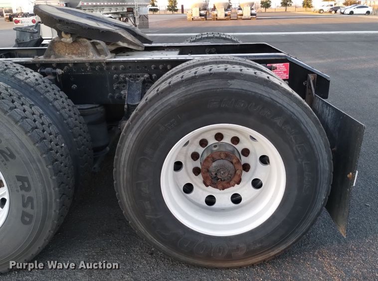 image for item EH0132 2015 Volvo semi truck