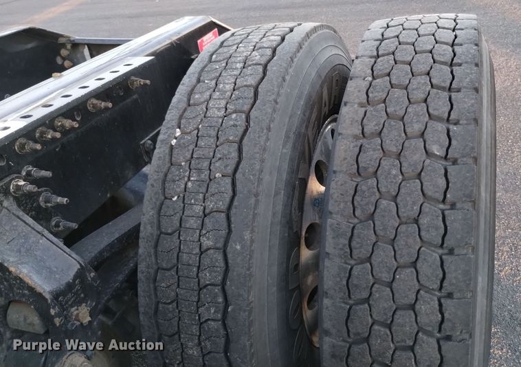 image for item EH0132 2015 Volvo semi truck