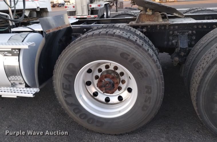 image for item EH0132 2015 Volvo semi truck