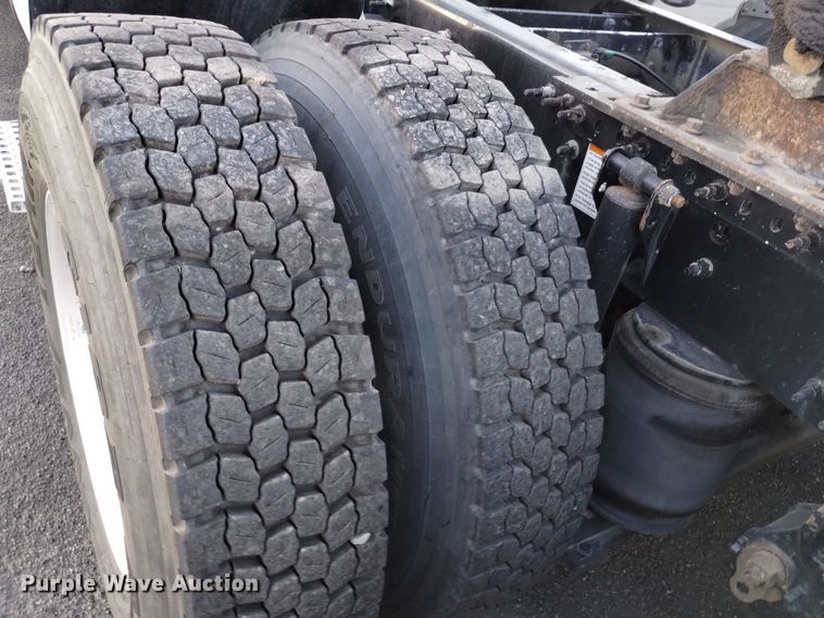 image for item EH0132 2015 Volvo semi truck