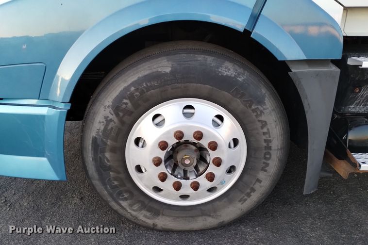 image for item EH0132 2015 Volvo semi truck