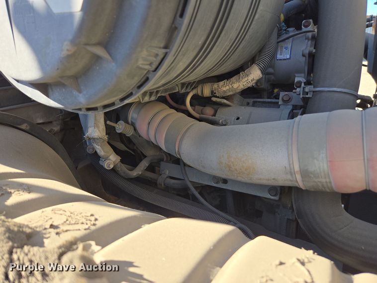 image for item EI4110 2010 International Durastar 4300 truck cab and chassis