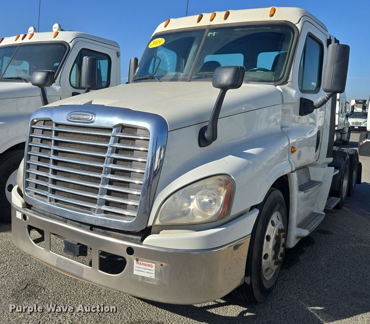 image for item EI4165 2015 Freightliner Cascadia 125 semi truck