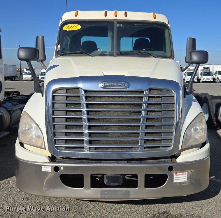 image for item EI4165 2015 Freightliner Cascadia 125 semi truck
