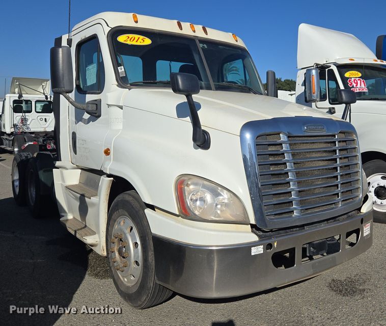 image for item EI4165 2015 Freightliner Cascadia 125 semi truck