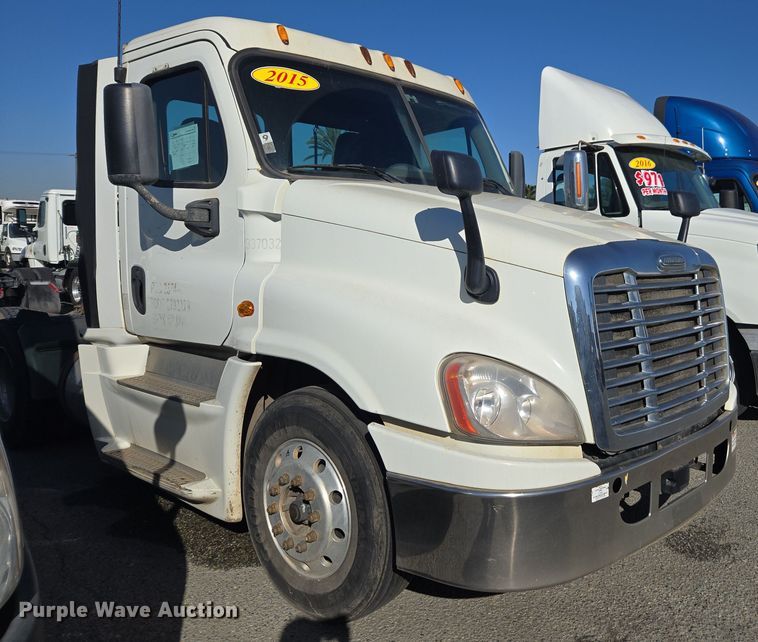 image for item EI4165 2015 Freightliner Cascadia 125 semi truck